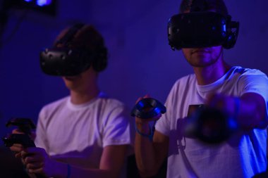 Oyuncu oyunu sanal gerçeklik kullanarak oynar. Neon tarzı. Yüksek kalite fotoğraf