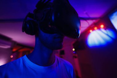 Oyuncu oyunu sanal gerçeklik kullanarak oynar. Neon tarzı. Yüksek kalite fotoğraf