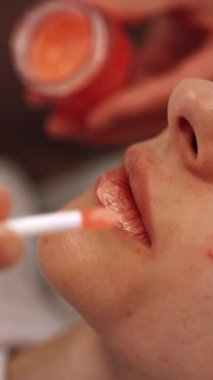 Usta kuaförde müşterisinin dudaklarını nemlendirir. Yüksek kalite 4k görüntü