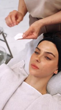 Güzellik salonunda kadın yüzü bakımı. Yüksek kalite 4k görüntü