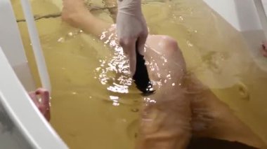 Bir kadın rahatlatıcı bir hidromasaj yaptırır. Yüksek kalite 4k görüntü