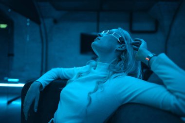 Neon gözlüklü bir sarışın portresi. Yüksek kalite fotoğraf