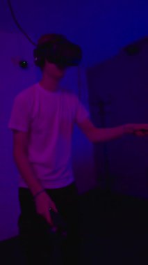 Oyuncu oyunu sanal gerçeklik kullanarak oynar. Neon tarzı. Yüksek kalite 4k görüntü