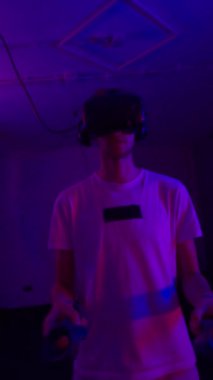 Oyuncu oyunu sanal gerçeklik kullanarak oynar. Neon tarzı. Yüksek kalite 4k görüntü
