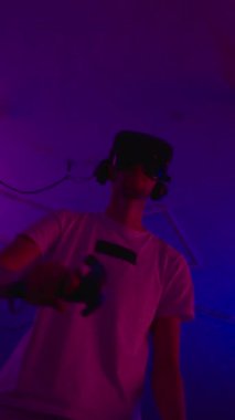 Oyuncu oyunu sanal gerçeklik kullanarak oynar. Neon tarzı. Yüksek kalite 4k görüntü