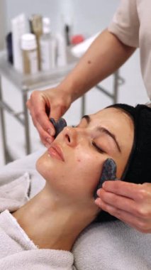 Kadın güzellik salonunda yüz masajı yaptırıyor. Yüksek kalite 4k görüntü