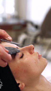 Kadın güzellik salonunda yüz masajı yaptırıyor. Yüksek kalite 4k görüntü