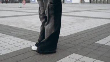 Sokakta hip hop dansı yapan genç bir kadın. Yüksek kaliteli FullHD görüntüler