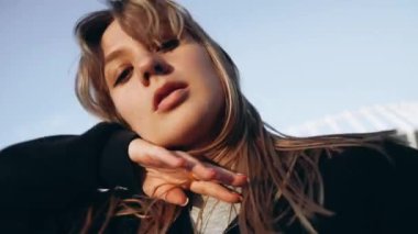 Sokakta hip hop dansı yapan genç bir kadın. Yüksek kaliteli FullHD görüntüler