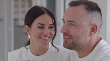 Bir çift, davet edilen yaşam alanlarında birlikte otururken samimi bir tartışmanın tadını çıkarıyor..