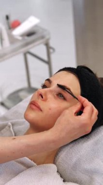 Kadın güzellik salonunda yüz masajı yaptırıyor. Yüksek kalite 4k görüntü