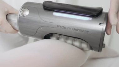 Pratisyen, gevşemek için müşterinin bacağına sakinleştirici masaj yapar..