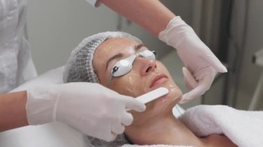 Modern bir klinikte cilt yenilenmesi için lazer tedavisi gören bir hasta..