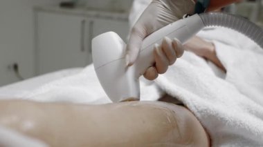 Bir teknisyen sıcak suda dinlenirken küveti temizler..