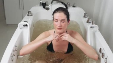 Bir profesyonel rahatlatıcı bir masaj sağlar ve gerilimi azaltır..