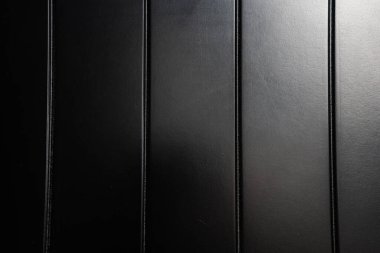 Çevresel ışık nedeniyle ince dokuya ve yansımalara sahip parlak siyah ahşap paneller modern iç tasarımı geliştirir..