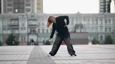 Sokakta hip hop dansı yapan genç bir kadın. Yüksek kaliteli FullHD görüntüler