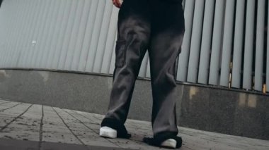 Sokakta hip hop dansı yapan genç bir kadın. Yüksek kaliteli FullHD görüntüler