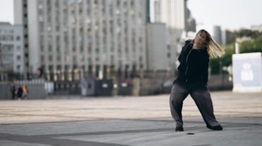 Sokakta hip hop dansı yapan genç bir kadın. Yüksek kaliteli FullHD görüntüler