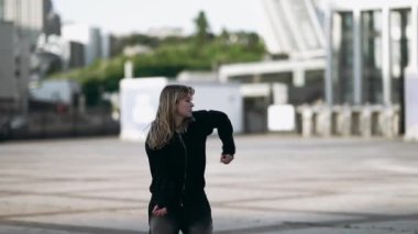 Sokakta hip hop dansı yapan genç bir kadın. Yüksek kaliteli FullHD görüntüler