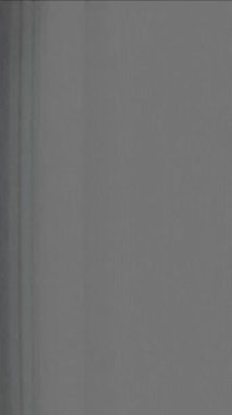 Bozuk bir televizyon şeklinde arıza. Video dikey formatta. Hackleme etkisi. Yüksek kaliteli FullHD görüntüler