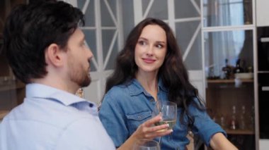 Ilık bir ortamda içkinin tadını çıkaran iki arkadaş arasındaki sohbet..