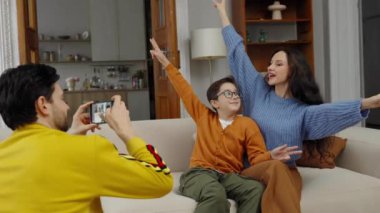 Neşeli bir aile, oturma odalarında neşeli anlar yakalar..