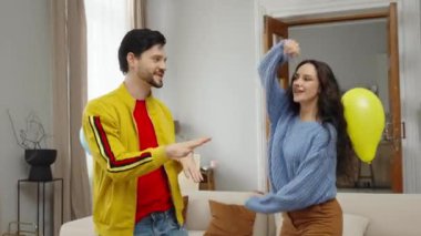 Bir çift, yaşam alanlarında birlikte dans eder..