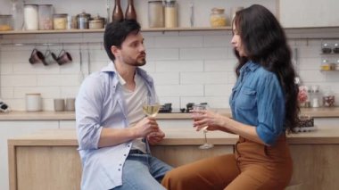 Tarz sahibi bir mutfakta iki kişi arasında ilginç tartışmalar olur..