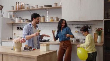 Şık bir mutfakta ailece kutlanan neşeli bir toplantı..