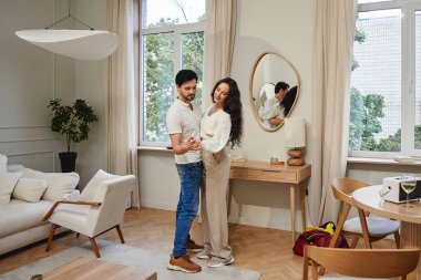 Bir çift, evlerinde dans ederken hassas bir anın tadını çıkarır..