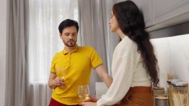 Bir çift şık mutfaklarında rahat bir öğleden sonra sohbetinin tadını çıkarıyor..