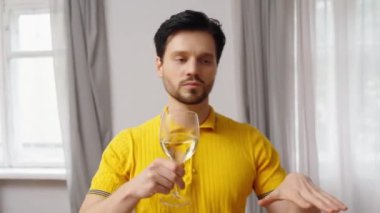 Bir adam bardakla el kol hareketi yaparken susuzluk hakkında fikir alışverişinde bulunur..