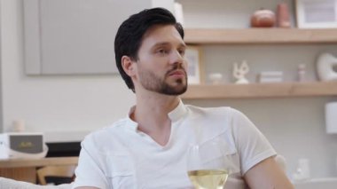 Bir adam rahat bir öğleden sonra şarap içerken hayatı tartışmaktan zevk alır..
