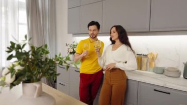 Kadehlerimizi kaldırarak, mutfakta bir anı paylaşarak kutluyoruz..