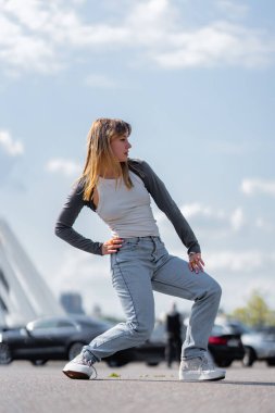 Genç bir dansçı yeteneklerini şık bir şehir ortamında sergiliyor..