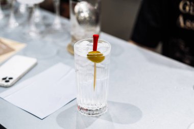 Konuklar canlı bir barda içki hazırlarken kokteyl tatmaktan hoşlanırlar..