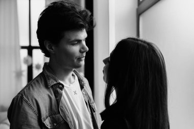 Bir çift birbirine yakın durur, birbirlerinin gözlerinin içine bakar, birbirlerine derinden bağlanırlar..