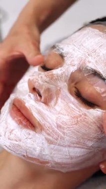 Müşteri rahatça dinlenirken, cildi tazelemek için yatıştırıcı bir tedavi uygulanır.