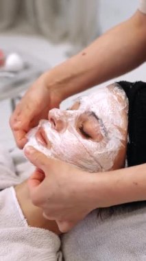 Yüz maskesi müşteriye uygulanırken sakinleştirici bir cilt rutini uygulanır.