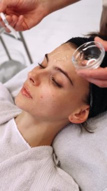 Müşteri spa 'da dinlenirken rahatlatıcı bir yüz bakımı alır..