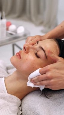 Rahatlatıcı bir cilt bakımı, yeni bir görünüm için deriyi temizlemeye ve canlandırmaya odaklanır..