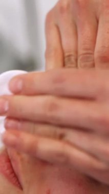 Eller çeşitli el işi malzemeleri ve araçlar kullanarak ayrıntılı tasarımlar üzerinde ustalıkla çalışırlar..