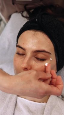 Rahatlamayı ve gençleşmeyi teşvik eden nazik bir yüz bakımı deneyimi.