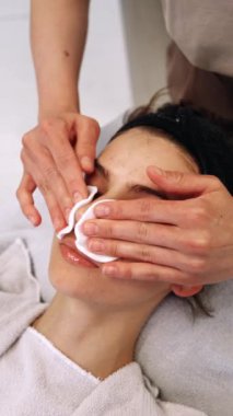 Bir profesyonel, rahatlamak için nazik teknikler kullanarak canlandırıcı bir yüz tedavisi sağlar..