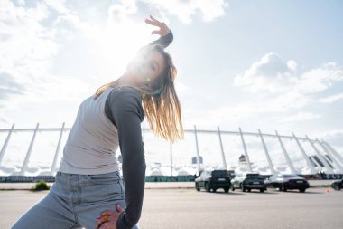 Bir dansçı, canlı bir şehir ortamında yeteneğini ve ruhunu sergiler..