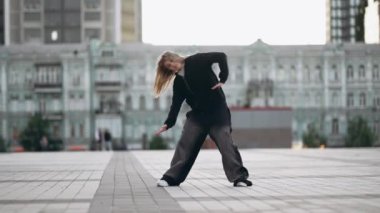 Sokakta hip hop dansı yapan genç bir kadın. Yüksek kaliteli FullHD görüntüler