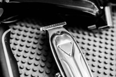 Keskin saç makasları dokulu bir yüzeye düzgünce yerleştirilir, bu da berber dükkanı ortamını gösterir..