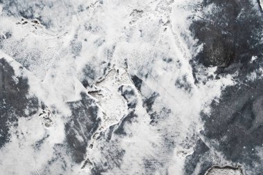 Buza benzeyen karmaşık siyah ve beyaz desenleri gösteren desenli bir yüzey görüntüsünü kapat.