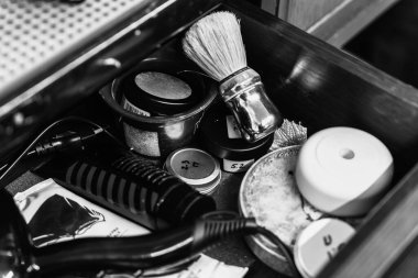 Tıraş aksesuarları ve bakım ürünleriyle dolu bir çekmecede organizasyon ve bakım sergileniyor..